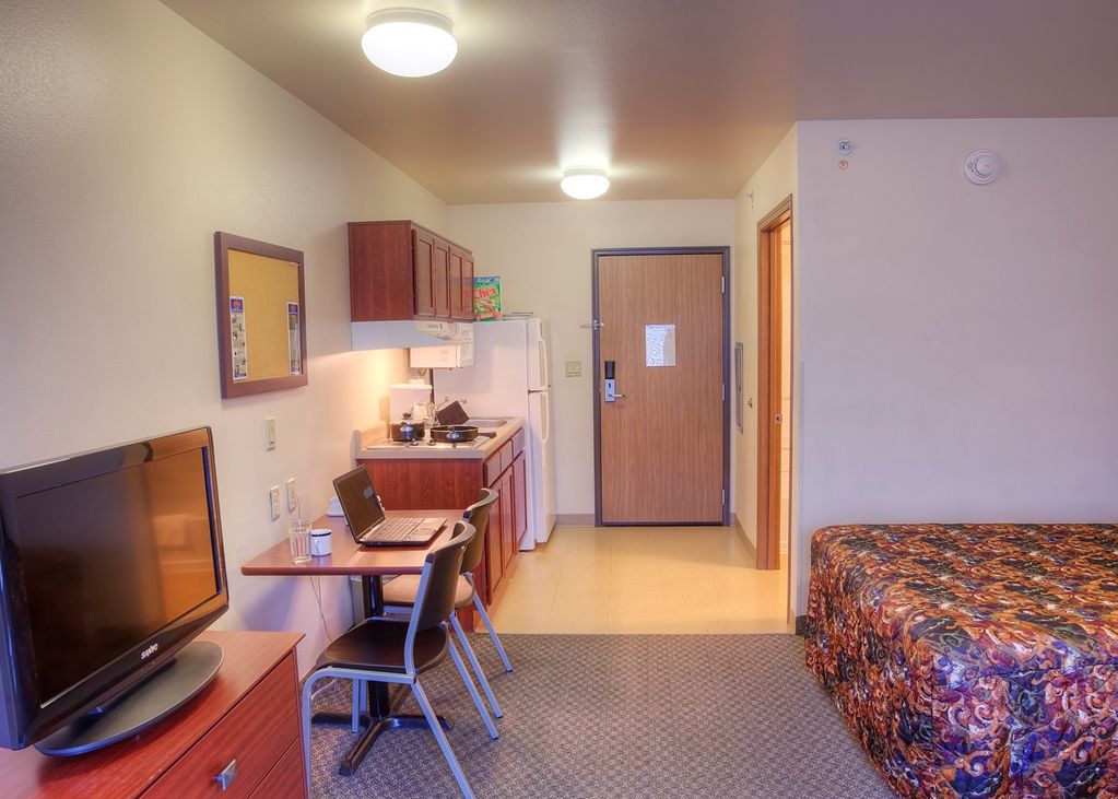 Woodspring Suites Topeka Room photo