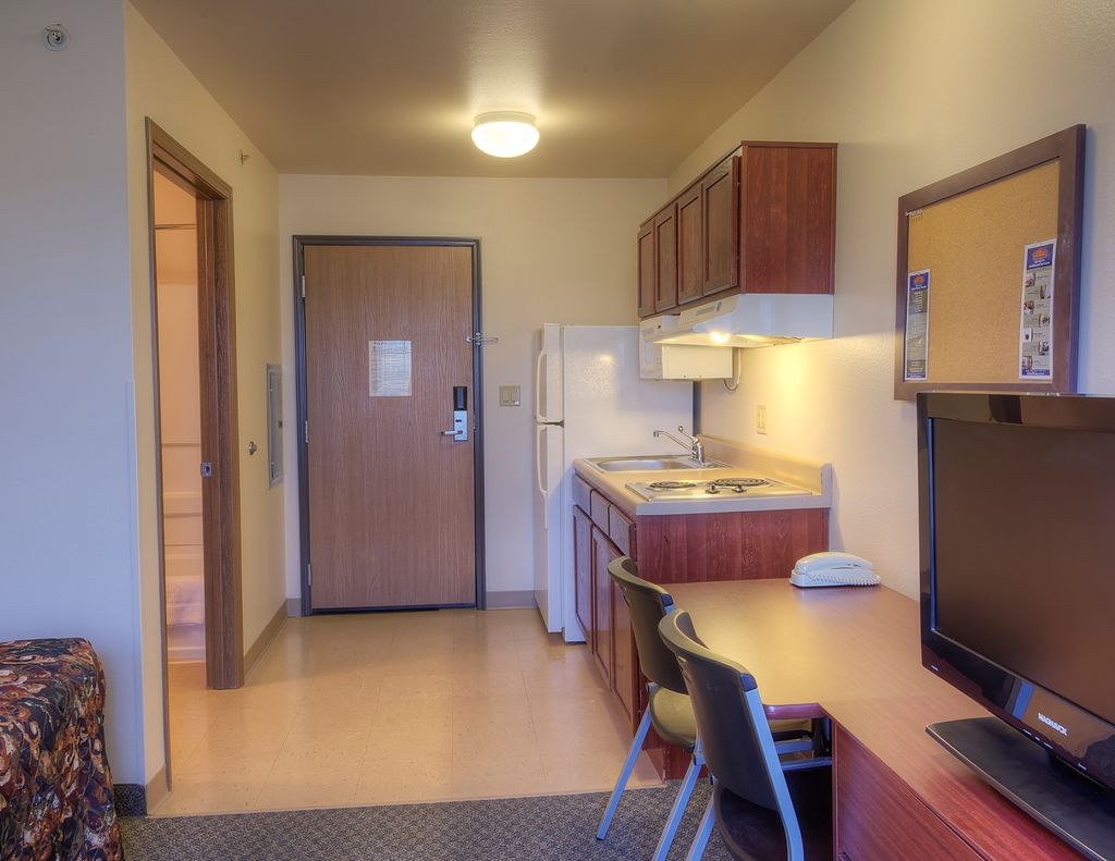 Woodspring Suites Topeka Room photo