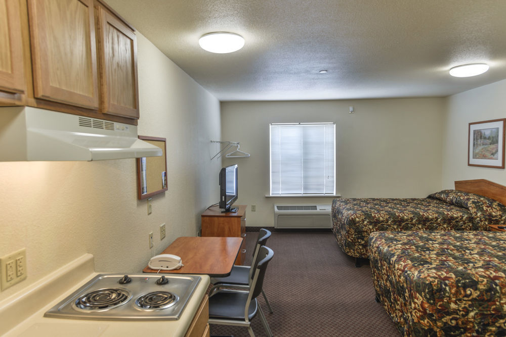 Woodspring Suites Topeka Exterior photo
